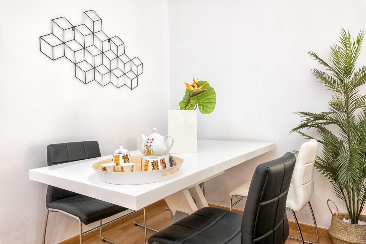 Atico Con Terraza Ac 1hab En El Centro Y Piscina Comunitaria Apartament *